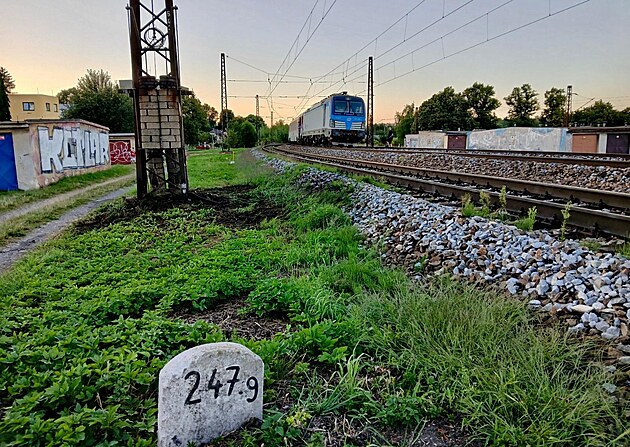 Porucha na zastaralém trakním vedení mezi eskou a Dlouhou Tebovou omezila na...
