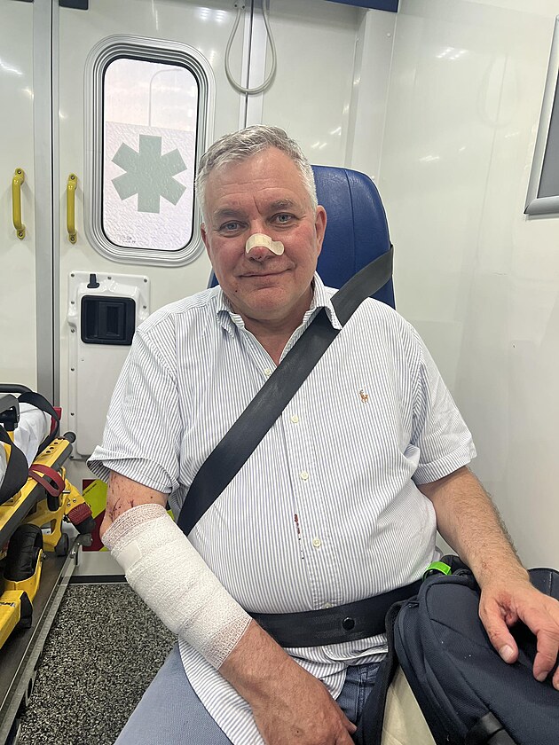 Miroslav Konvalina se neudrel a prolétl sklem, kdy autobus v Praze prudce...