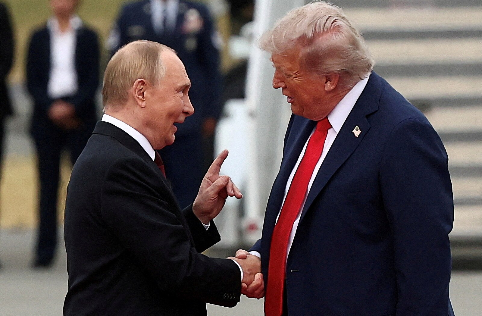 Co Putin na Trumpa má? Pozastavení protiruských sankcí oživilo dávnou otázku