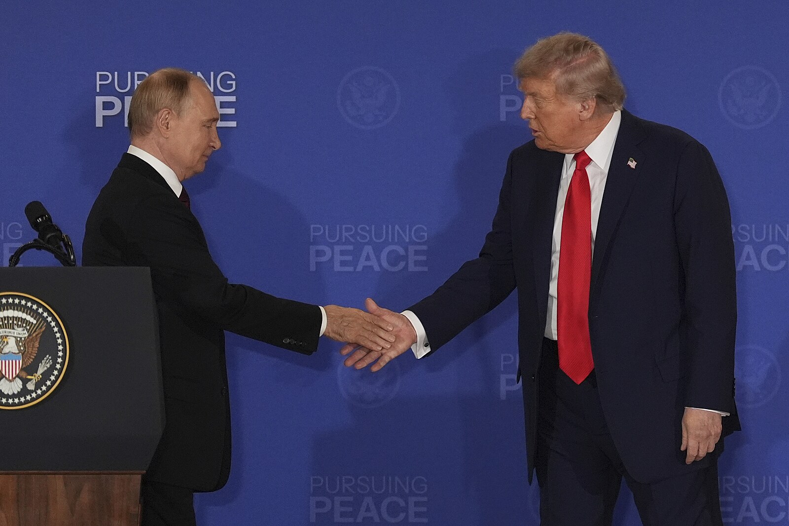 Putin slíbil, že ruská armáda nebude týden útočit na Kyjev, tvrdí Trump