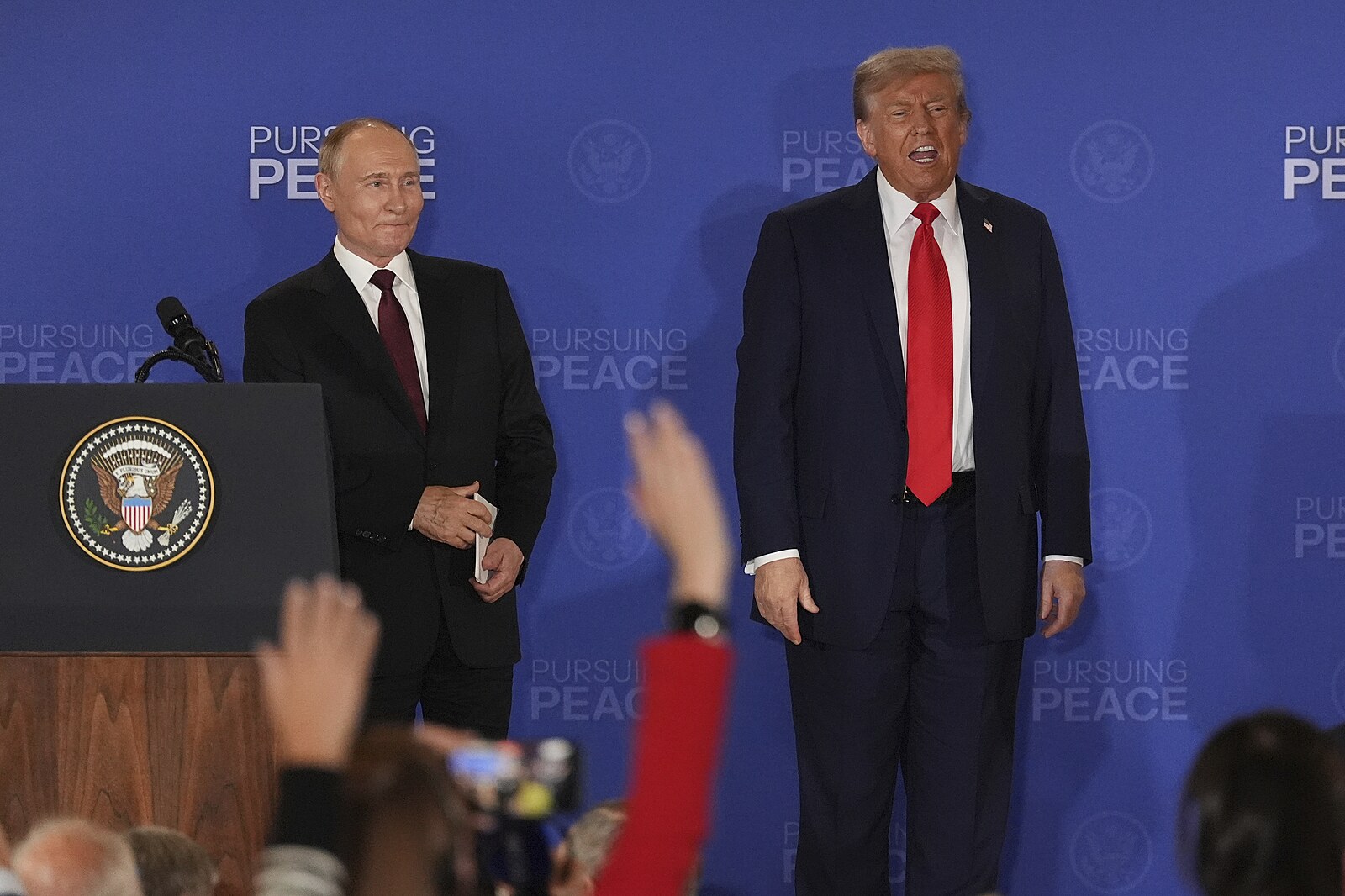 Když Putin a Trump dělají zdánlivě totéž, není to totéž, pane Klausi