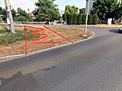 Na fotografii je erven zaznaeno msto vjezdu a vjezdu pro osobn automobily...