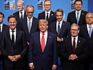Americký prezident Donald Trump stojí vedle generálního tajemníka NATO Marka...
