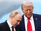Americký prezident Donald Trump se vítá s ruským prezidentem Vladimirem Putinem...