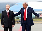 Americký prezident Donald Trump se vítá s ruským prezidentem Vladimirem Putinem...
