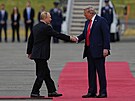 Americký prezident Donald Trump se vítá s ruským prezidentem Vladimirem Putinem...