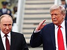 Americký prezident Donald Trump se vítá s ruským prezidentem Vladimirem Putinem...