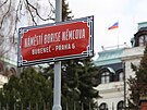 Nám�stí Borise N�mcova se nachází p�ímo p�ed ruskou ambasádou.