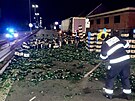 Nehoda kamionu, kter vezl pepravky s pivem v praskch Lahovicch. (15. srpna...