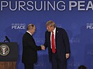 Ruský prezident Vladimir Putin a americký prezident Donald Trump na vojenské...