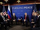 Ruský prezident Vladimir Putin a americký prezident Donald Trump na vojenské...