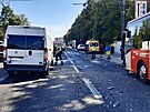Prat hasii zasahuj u nehody autobusu s dodvkou. Ti lid jsou zrann....