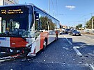 Prat hasii zasahuj u nehody autobusu s dodvkou. Ti lid jsou zrann....