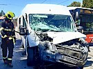 Prat hasii zasahuj u nehody autobusu s dodvkou. Ti lid jsou zrann....