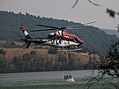 Vrtulník nakládá vodu bhem zásahu proti optovnému vzplanutí poáru v Carucedu...