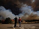 Místní obyvatelé reagují na blíící se lesní poár v Congost ve panlsku....