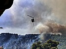 Lesní poár, který vypukl v lese poblí vesnice Agalas na eckém ostrov...