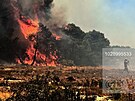 Lesní poár, který vypukl v lese poblí vesnice Agalas na eckém ostrov...