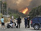 Lesní poár ve vesnici Theriano poblí msta Patras na západ ecka. (12. srpna...