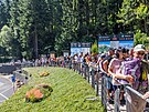 Lid ekaj na lanovku, kter je vyveze na Snku (13. srpna 2025).