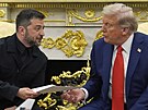 Americký prezident Donald Trump s ukrajinským prot�j�kem Volodymyrem Zelenským...