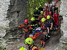 Hasii zachraovali nvtvnici Bezdzu, kter se ztila ze srzu pod hradem....