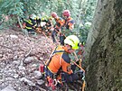 Hasii zachraovali nvtvnici Bezdzu, kter se ztila ze srzu pod hradem....