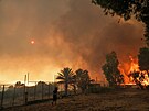 Silný vítr vehnal ohe do tetího nejlidnatjího eckého msta Patras. (13....