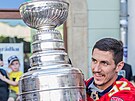 Nosek cestou na povozu drel Stanley Cup co nejpevnji. (12. srpna 2025)