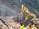 Bagry pracuj na odkryt budoucho portlu tunelu, kter bude stit u nynj...