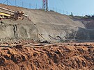 Bagry pracuj na odkryt budoucho portlu tunelu, kter bude stit u nynj...