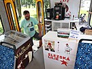 Provoz nazvan Kafe tramvaj  fajna zastvka odkazujc na blzkou tramvajovou...