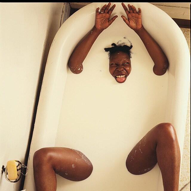 Afroamerick� here�ka Whoopi Goldbergov� ve van� ml�ka na sn�mku slavn�...