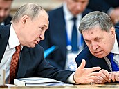 Ruský prezident Vladimir Putin se radí se svým zahraninpolitickým poradcem...