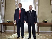 Ruský prezident Vladimir Putin a prezident USA Donald Trump po jednání mezi...