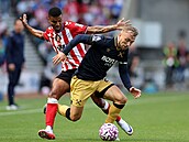 Jarrod Bowen z West Hamu se sna�í ustát souboj s Reinildem Mandavou ze...