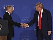 Ruský prezident Vladimir Putin a americký prezident Donald Trump na vojenské...