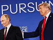 Ruský prezident Vladimir Putin a americký prezident Donald Trump na vojenské...