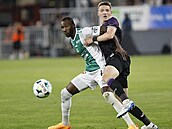 Lamin Jawo se sna udret na zádech tpána Chaloupka.