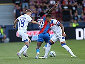 Plzeský Prince Adu se snaí proplést mezi dvma soupei z Rangers v odvetném...
