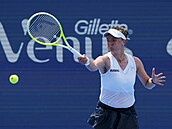 Barbora Krejíková se natahuje po míku ve tetím kole turnaje v Cincinnati.