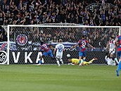 Plzeský útoník Rafiu Durosinmi stílí gól do sít Rangers v odvetném zápase...