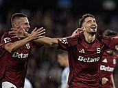 Sparanský útoník Albion Rrahmani slaví s Pavlem Kadeábkem gól do sít...