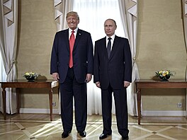 Ruský prezident Vladimir Putin a prezident USA Donald Trump po jednání mezi...