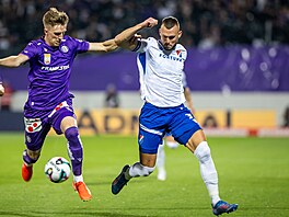 Philipp Weisinger z Austrie a Erik Prekop (vpravo)  z Baníku bojují o mí v...
