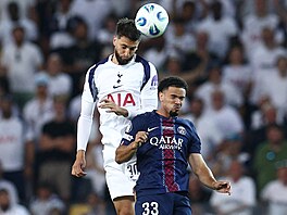 Rodrigo Bentancur z Tottenhamu hlavikuje v souboji s Warrenem Zaire-Emerym z...