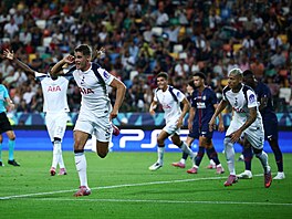 Micky van de Ven z Tottenhamu slaví gól v Superpoháru UEFA proti PSG.