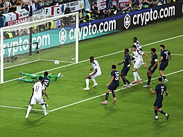 Cristian Romero z Tottenhamu stílí gól v Superpoháru UEFA proti PSG.