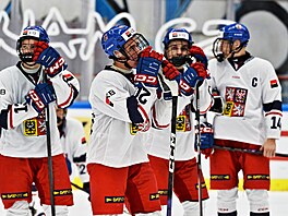 etí hrái smutní po prohraném zápase s Kanadou na Hlinka Gretzky Cupu.