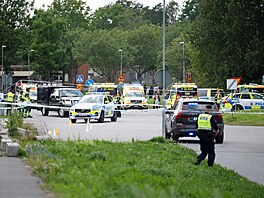 Policie na míst inu ped meitou po stelb v Örebro ve védsku. (15. srpna...